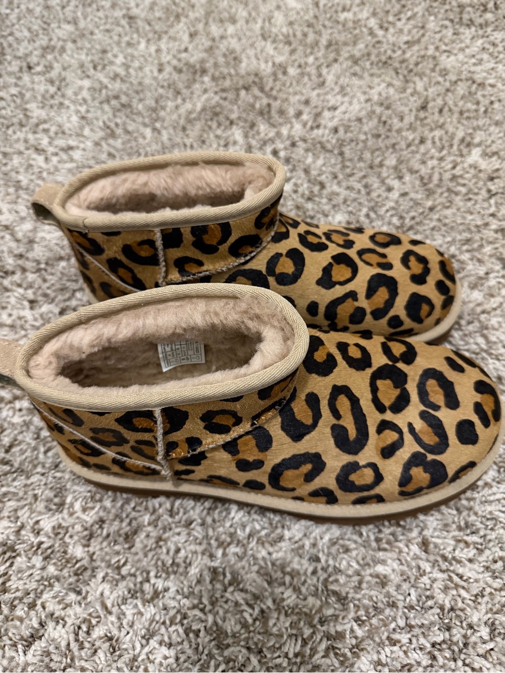 UGG classic Leopard-Print Cozy Ankle Booties - Tan/Black brand new